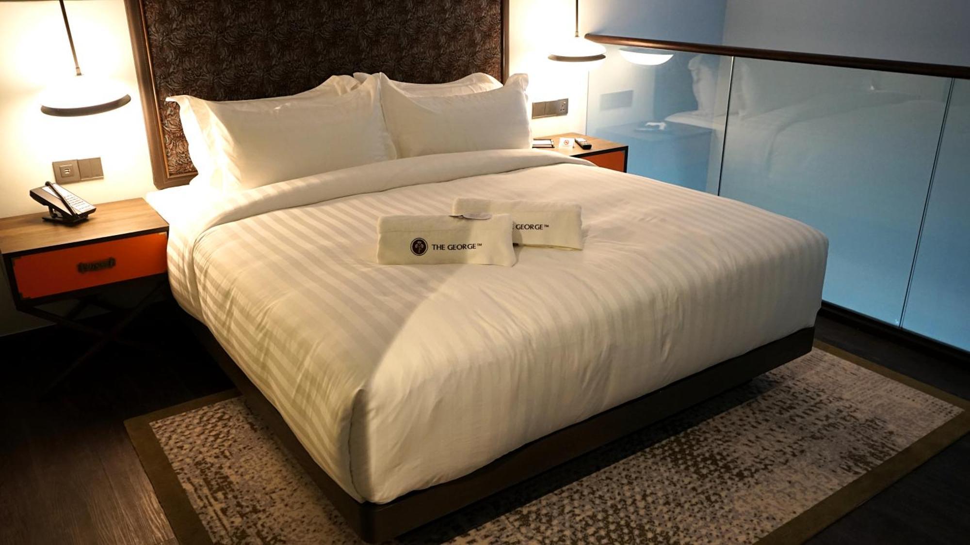 Hotel The George Penang By The Crest Collection à George Town Extérieur photo A bed in a hotel room