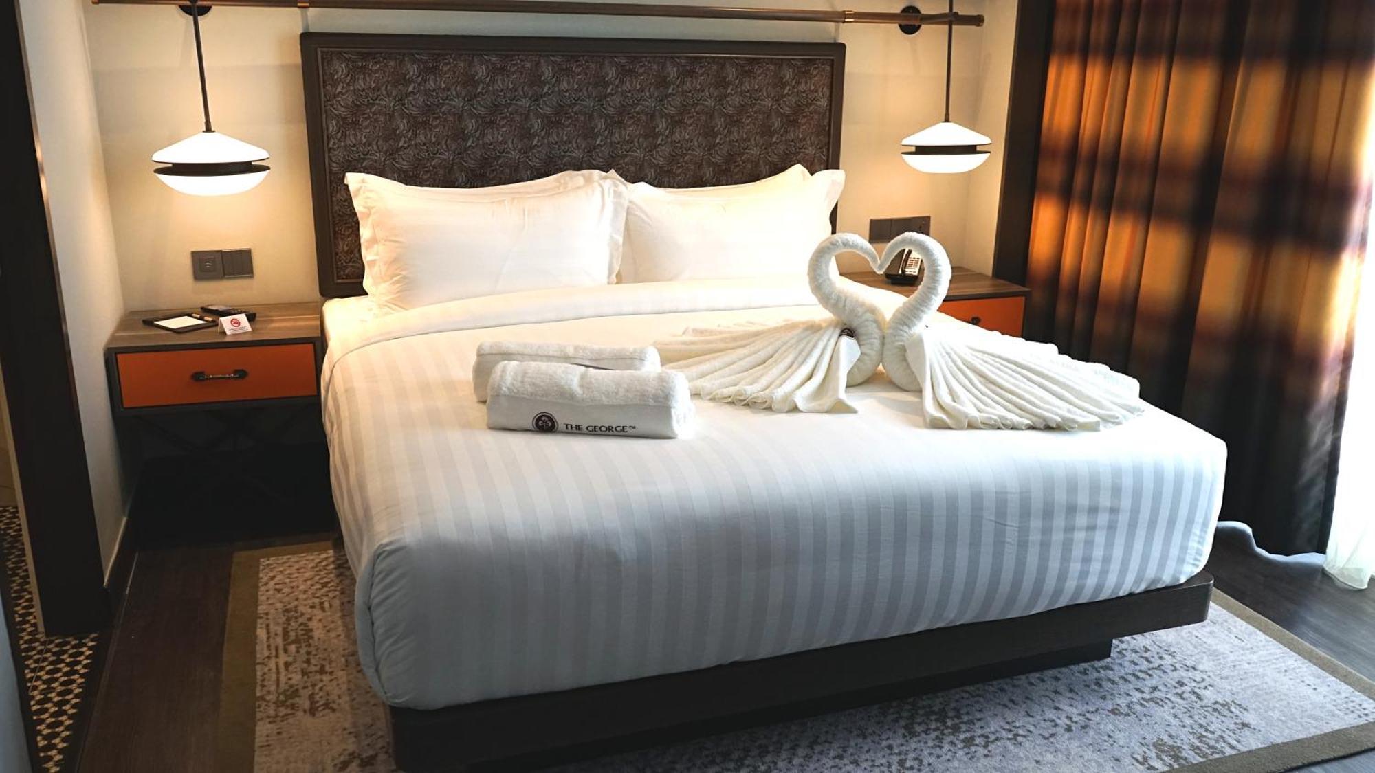 Hotel The George Penang By The Crest Collection à George Town Extérieur photo A bed with a swan shaped towel
