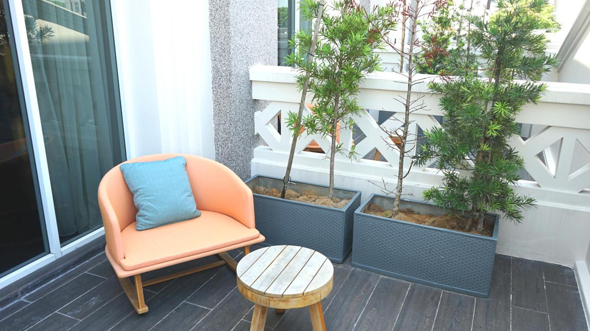 Hotel The George Penang By The Crest Collection à George Town Extérieur photo A balcony in a hotel
