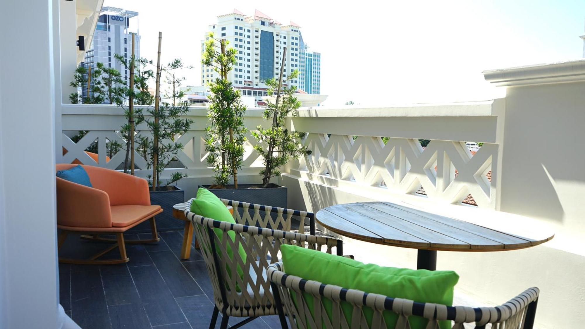 Hotel The George Penang By The Crest Collection à George Town Extérieur photo A balcony in Bangkok, Thailand