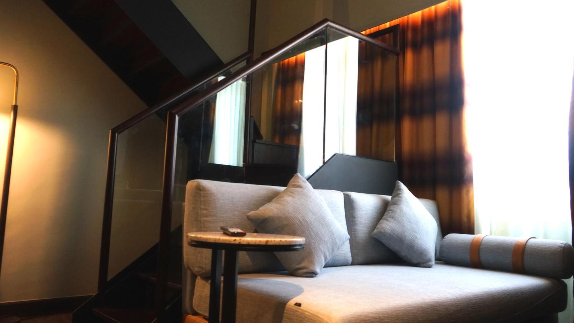 Hotel The George Penang By The Crest Collection à George Town Extérieur photo A sofa in a hotel room