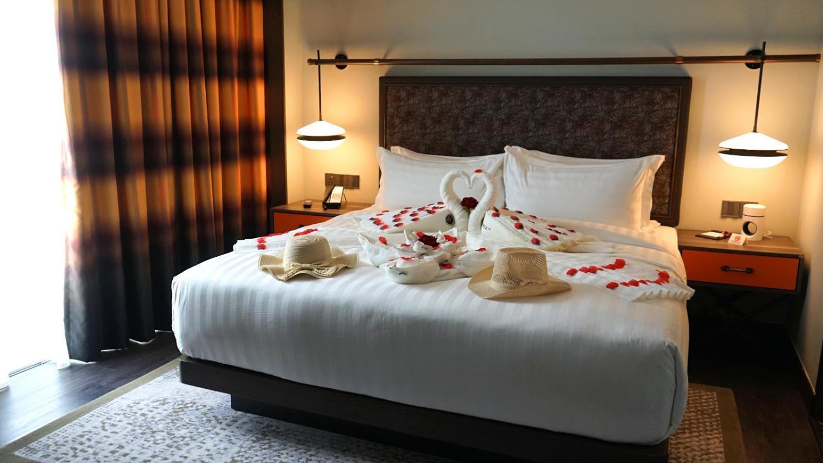 Hotel The George Penang By The Crest Collection à George Town Extérieur photo A bed with a swan shaped towel